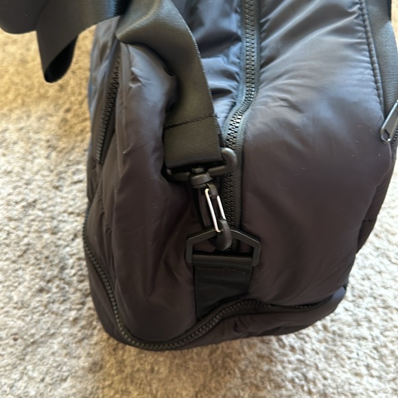 Quilted GAIAM lite traveler duffel bag - Picture 9 of 16